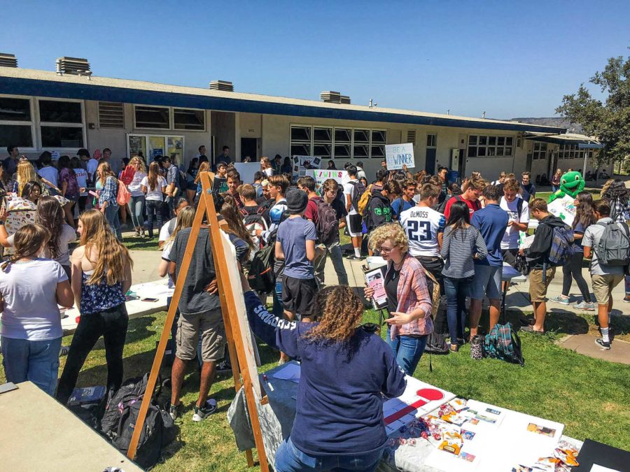Hundreds of students rushed to the quad last Friday, both to advertise and join new Cam High clubs this school year.